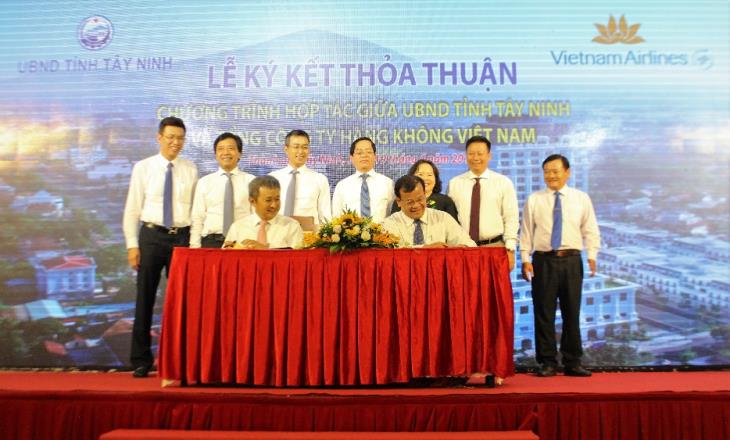 Tây Ninh ký kết hợp tác với Tổng Công ty Hàng không Việt Nam: đẩy mạnh xúc tiến đầu tư thương mại du lịch