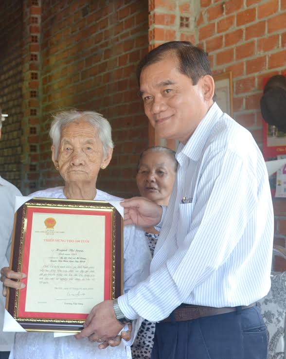 Ủy viên Thường vụ trực Tỉnh ủy Nguyễn Minh Tân: Thăm và trao Thiếp mừng thọ của Chủ tịch nước cho các cụ thọ 100 tuổi