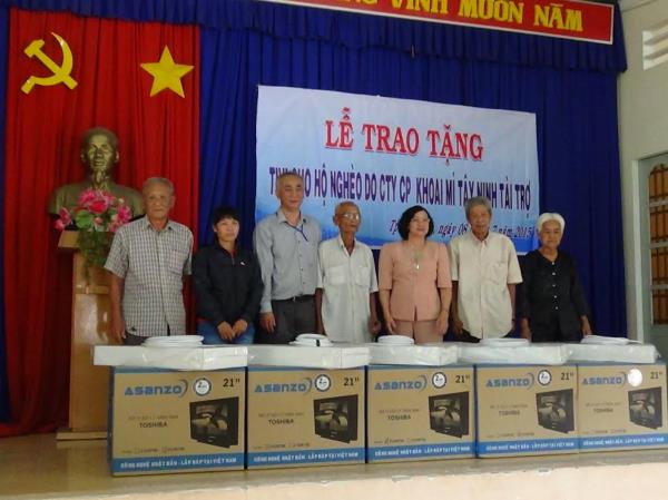 Chủ tịch Ủy ban nhân dân tỉnh Nguyễn Thị Thu Thủy tặng ti vi cho người nghèo ở thành phố Tây Ninh