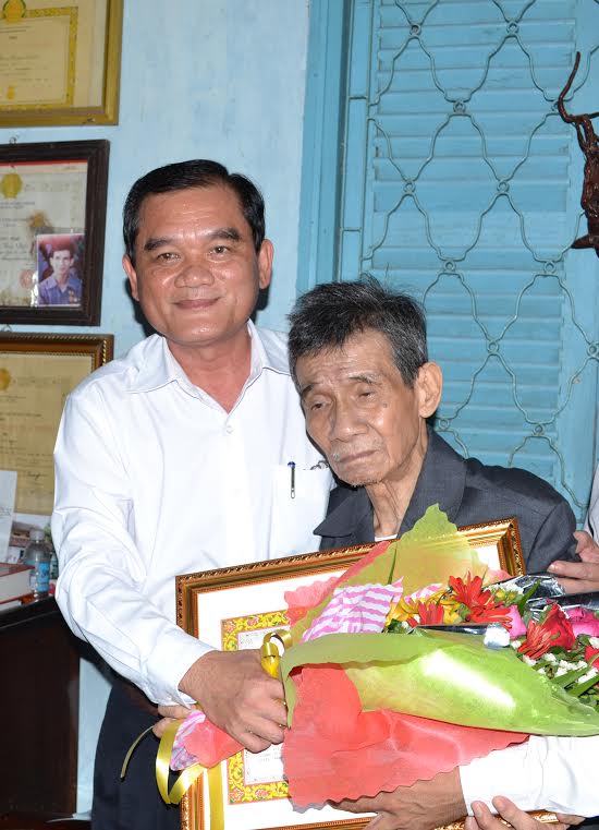 Phó Bí thư Thường trực Tỉnh ủy Nguyễn Minh Tân: Trao huy hiệu 60 năm tuổi Đảng cho Anh hùng LLVT nhân dân Phan Văn Điền 