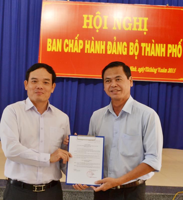 Hội nghị Ban Chấp hành Đảng bộ Thành phố Tây Ninh: Đồng chí Trần Hữu Hậu, Chủ tịch UBND thành phố Tây Ninh giữ chức Bí thư Thành ủy Tây Ninh 