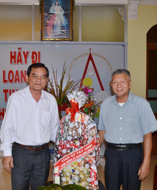 Phó Bí thư Thường trực Tỉnh ủy Nguyễn Minh Tân: Thăm chức sắc công giáo nhân dịp Lễ Giáng sinh