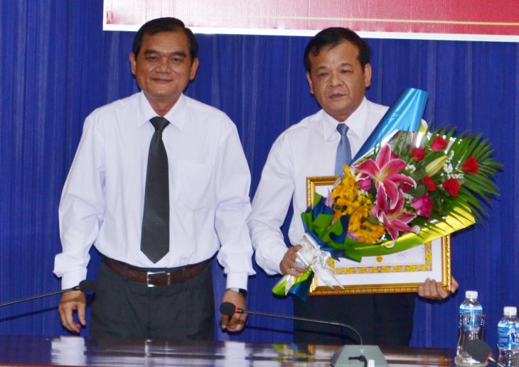 Chủ tịch UBND tỉnh nhận Huy hiệu 30 năm tuổi Đảng