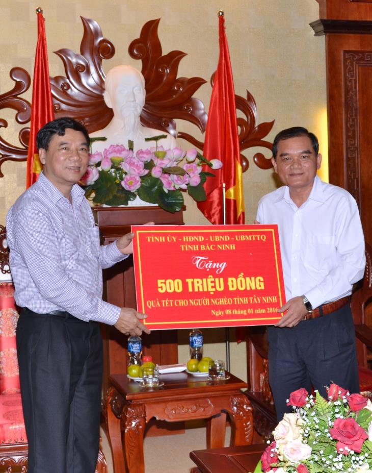 Đoàn công tác Tỉnh ủy Bắc Ninh: Thăm và tặng quà tết cho người nghèo tỉnh Tây Ninh