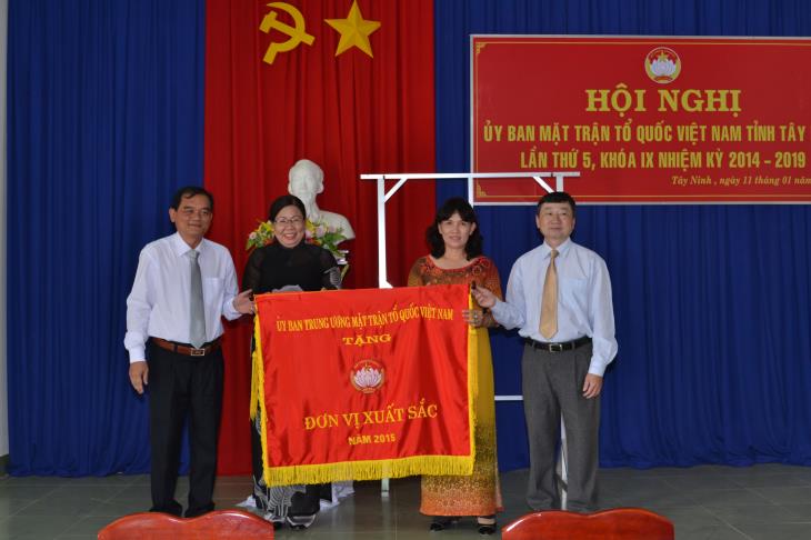 Hội nghị Uỷ ban MTTQ VN tỉnh lần thứ 5, khoá IX, nhiệm kỳ 2014 – 2019: Uỷ ban Mặt trận Tổ quốc Việt Nam tỉnh nhận cờ đơn vị xuất sắc năm 2015