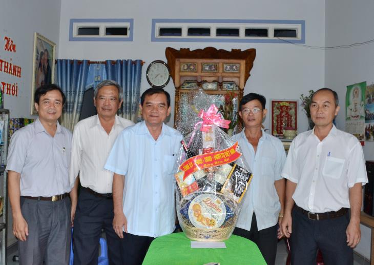Phó Bí thư Thường trực Tỉnh uỷ Nguyễn Minh Tân:  Thăm, chúc Tết và tặng quà gia đình chính sách tiêu biểu, các cụ thọ 100 tuổi tại huyện Hòa Thành