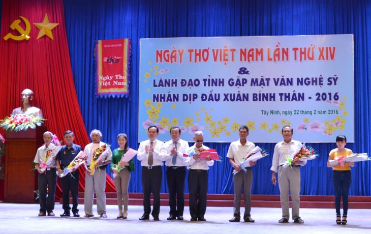 Lãnh đạo tỉnh gặp mặt văn nghệ sĩ nhân dịp đầu xuân Bính Thân 2016