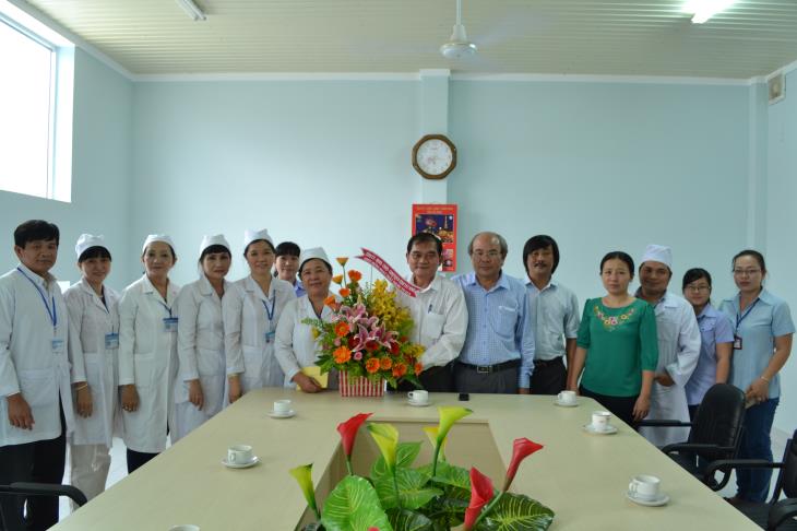 Lãnh đạo tỉnh: Thăm, tặng quà các đồng chí nguyên lãnh đạo ngành y tế