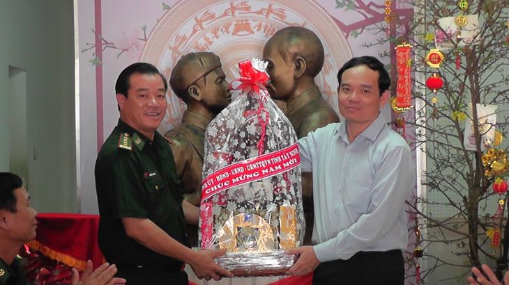 Bí thư Tỉnh ủy Trần Lưu Quang thăm chúc Tết các đơn vị lực lượng vũ trang trên địa bàn tỉnh