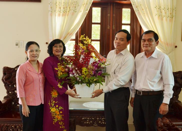 Thường trực Tỉnh ủy: Thăm, chúc mừng các đồng chí nguyên Bí thư Tỉnh ủy, nguyên lãnh đạo UBND tỉnh nhân dịp 8/3 