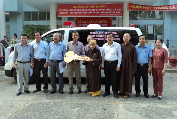 Chủ tịch UBND tỉnh dự lễ tặng xe cứu thương cho Trung tâm y tế thành phố Tây Ninh và Trung tâm y tế huyện Dương Minh Châu