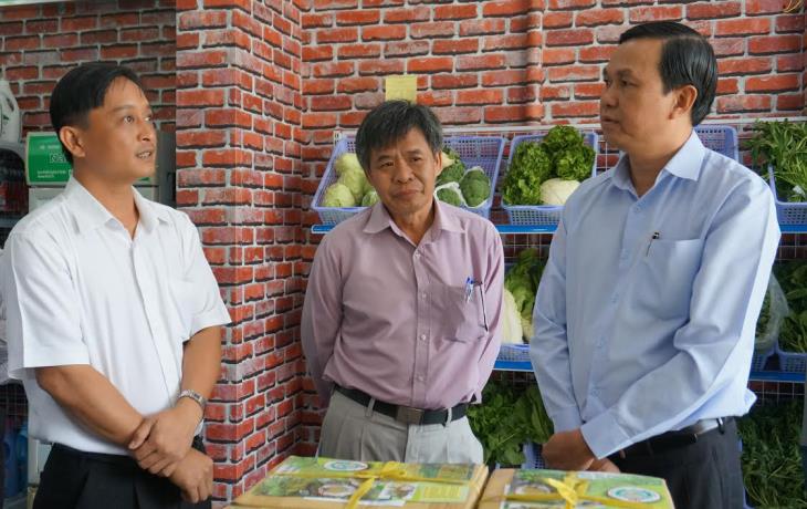 Phó Chủ tịch UBND tỉnh Dương Văn Thắng thăm hệ thống cửa hàng thực phẩm an toàn Nam Trạng