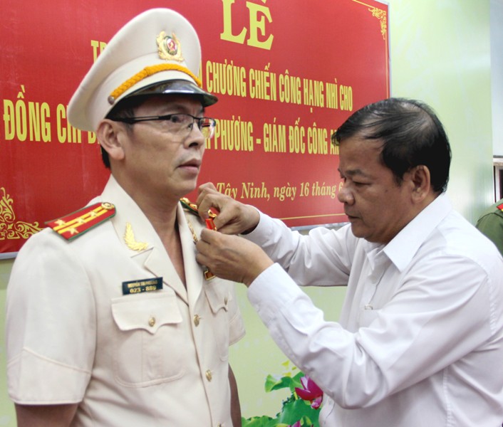 Trao tặng Huân chương chiến công hạng nhì cho Giám đốc Công an Tây Ninh