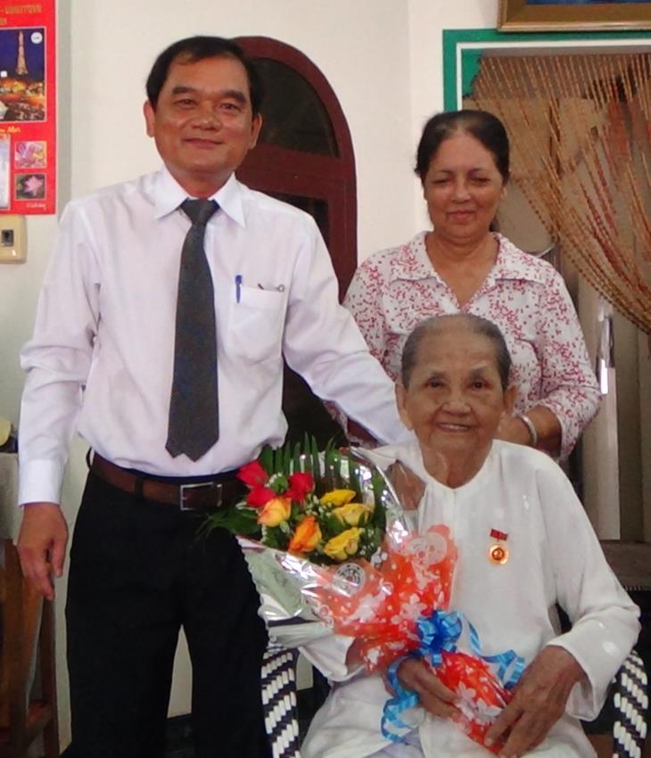 Đồng chí Nguyễn Minh Tân, Phó Bí thư Thường trực Tỉnh ủy trao huy hiệu Đảng ở thành phố Tây Ninh