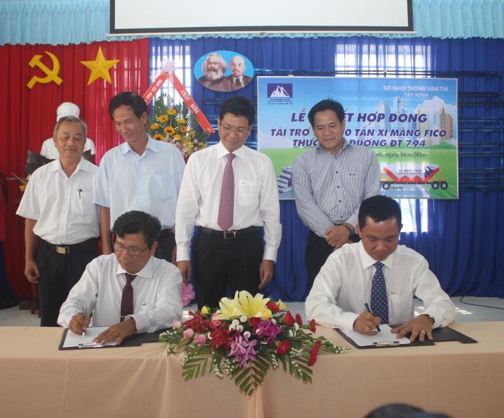Xi măng Fico Tây Ninh tài trợ 10.000 tấn xi măng làm đường 794