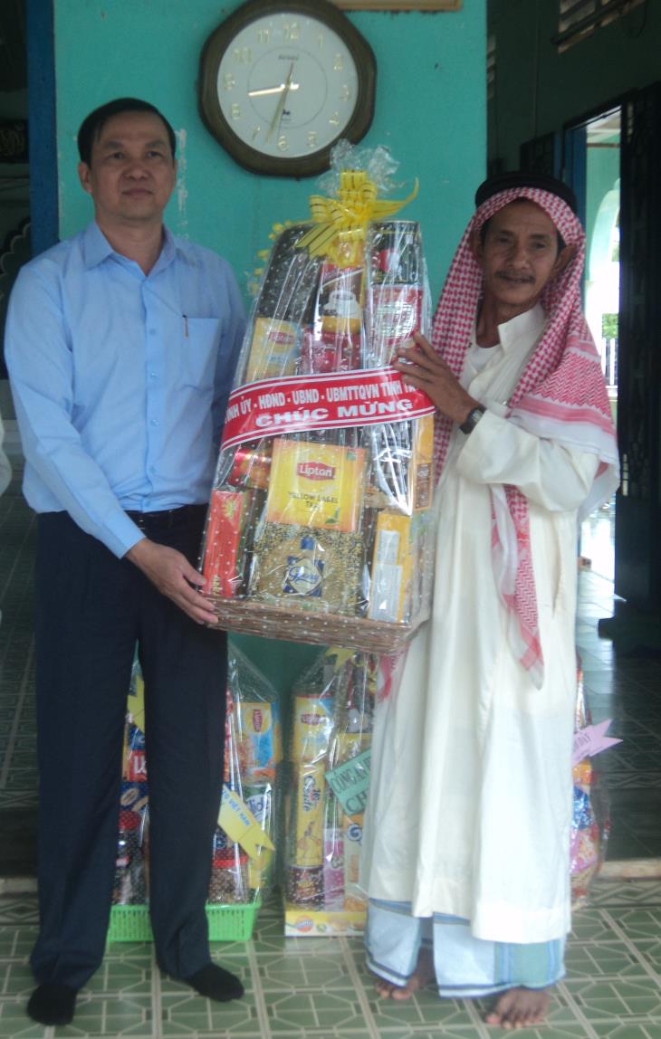Phó Chủ tịch UBND tỉnh Dương Văn Thắng chúc mừng lễ Raya Ramadhan của đồng bào dân tộc Chăm tại xã Suối Dây, huyện Tân Châu