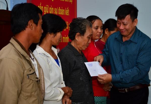 Chủ tịch UBND tỉnh: Vận động 100 triệu đồng tặng quà tết cho người nghèo xã Hưng Thuận