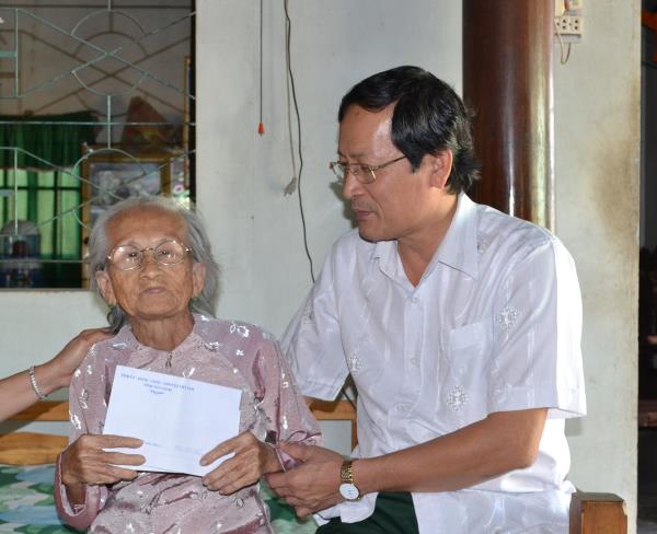 Phó Bí thư Thường trực Tỉnh uỷ Lê Minh Trọng: Thăm, chúc Tết và tặng quà Mẹ Việt Nam anh hùng, các cụ thọ 100 tuổi tại huyện Gò Dầu