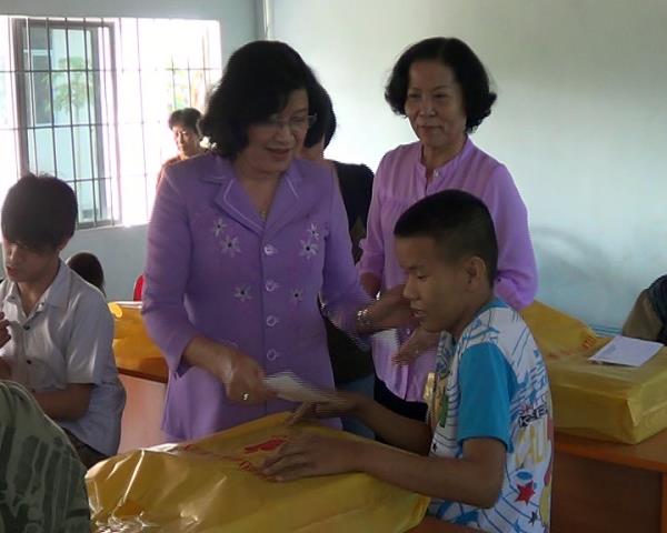 Chủ tịch UBND tỉnh Nguyễn Thị Thu Thủy thăm và tặng quà các cháu Trung tâm Nuôi dưỡng, Phục hồi chức năng cho nạn nhân chất độc da cam/dioxin Tây Ninh