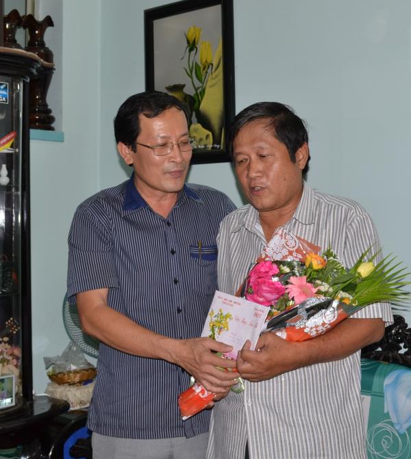 Phó Bí thư Thường trực Tỉnh uỷ Lê Minh Trọng: Thăm, tặng quà các văn nghệ sĩ