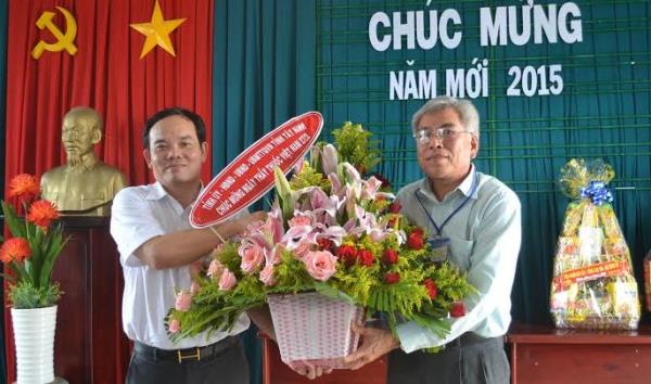 Phó Chủ tịch Thường trực UBND tỉnh Trần Lưu Quang thăm hỏi, tặng quà cho các cơ sở y tế