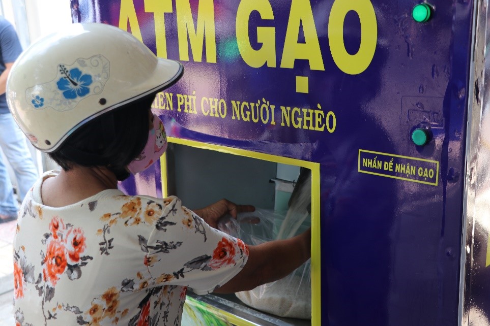 Người nghèo ở Tây Ninh nhận gạo từ máy ATM gạo miễn phí
