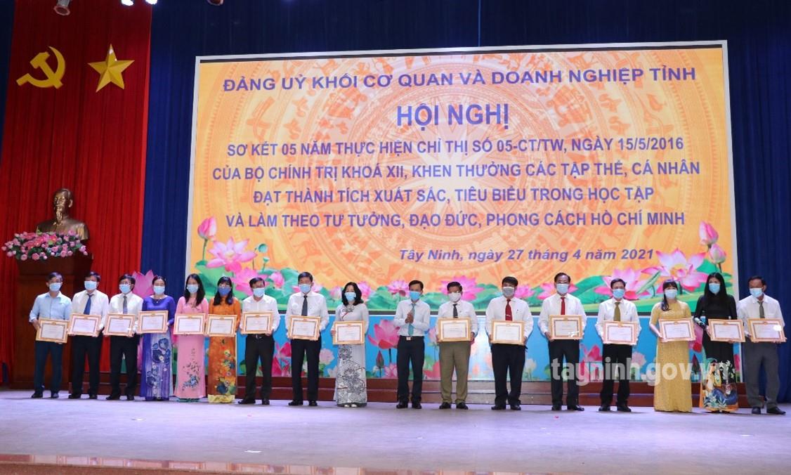 Trao giải Cuộc thi tìm hiểu về dịch bệnh Covid-19