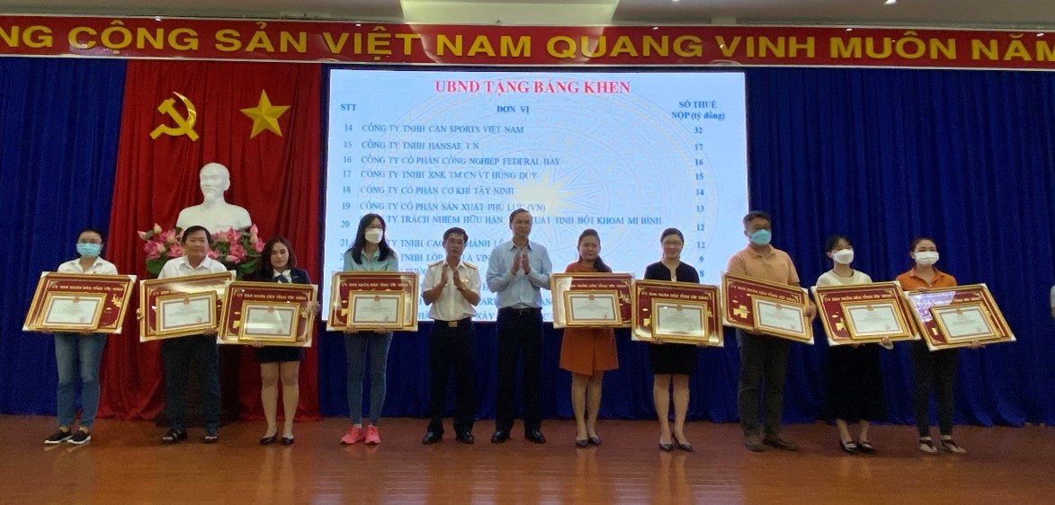 Doanh nghiệp là nơi tạo công ăn việc làm và phát triển kinh tế, tạo đóng góp to lớn cho đất nước. Xem bức ảnh về doanh nghiệp sẽ giúp bạn nhìn thấy nghị lực, sự kiên trì và nỗ lực không ngừng nghỉ của con người để thực hiện ước mơ của mình.