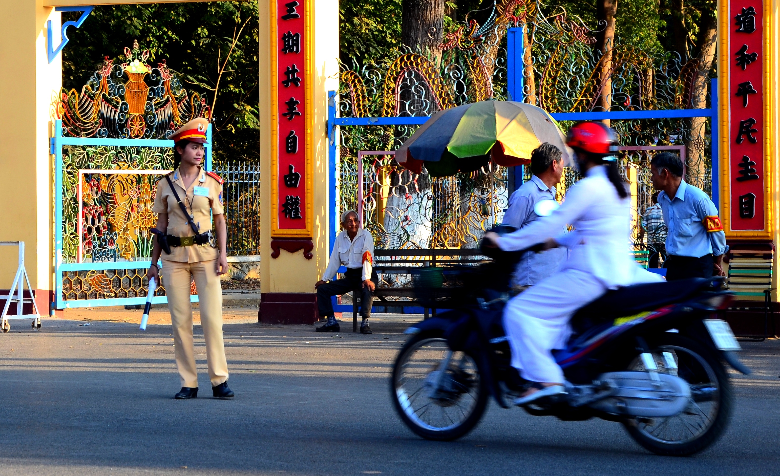 nu canh sat xinh dep-DangHoangThai.JPG