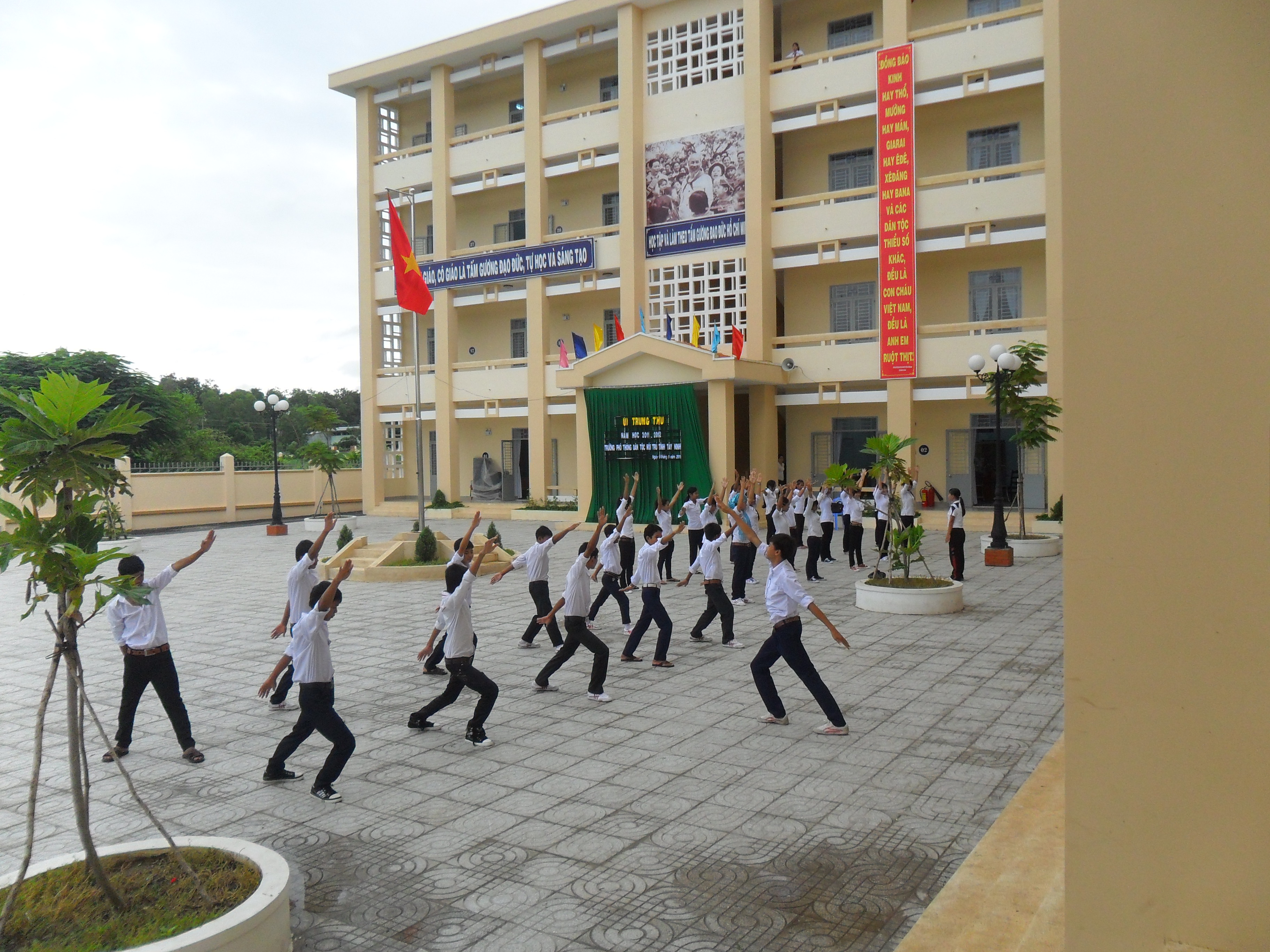 Anh gio hoc the duc cua cac em hs tai truong DTNT tinh.JPG