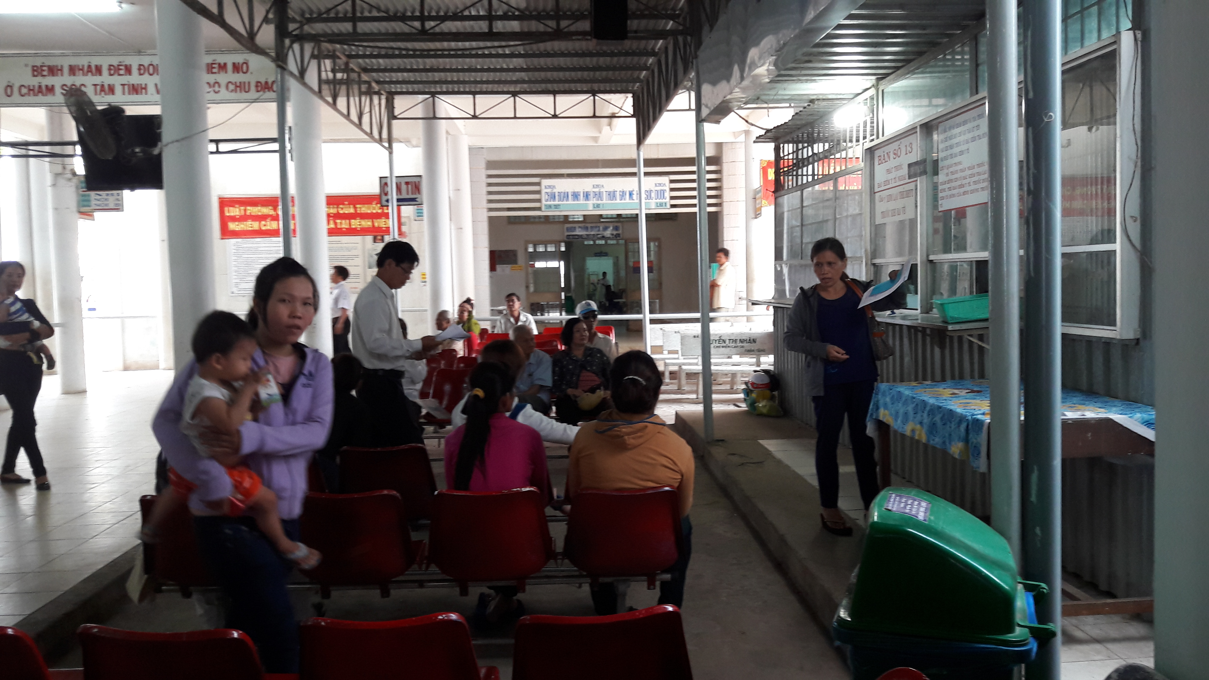 Dung-Nguoi dan cho lay thuoc BHYT tai BVDK tinh.jpg