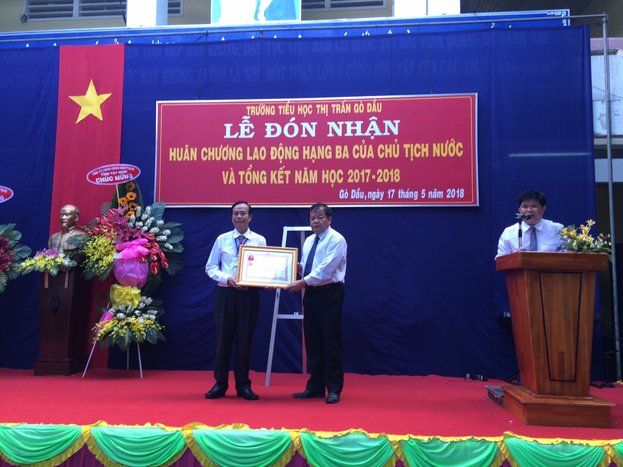 Hinh anh CT UBND tinh Pham Van Tan trao Huan chuong lao dong hang III cho truong.jpg