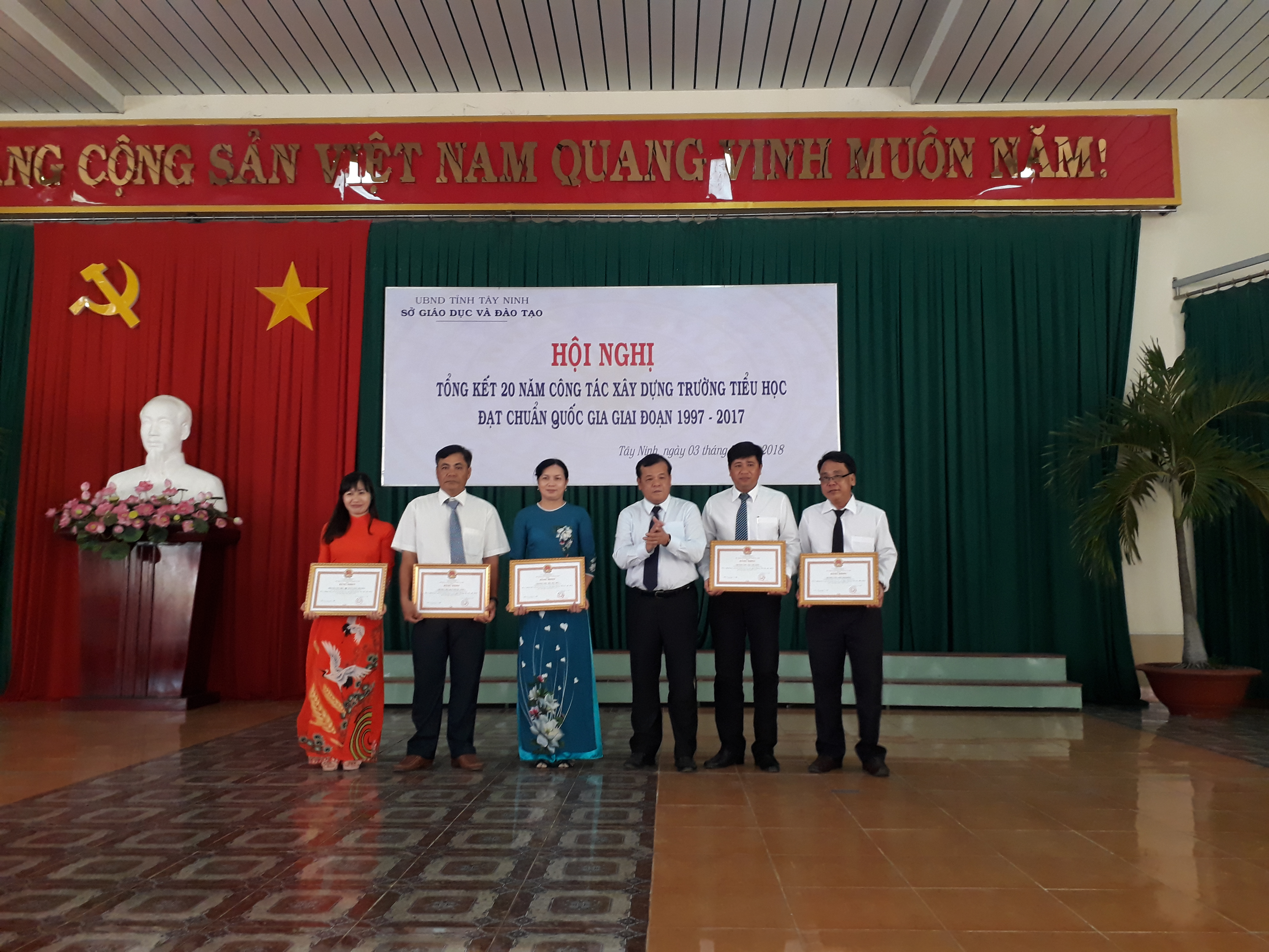 Hinh anh CT UBND tinh Pham Van Tan trao bang khen cho 5 tap the dc tang bang khen cua CT UBND tinh.jpg