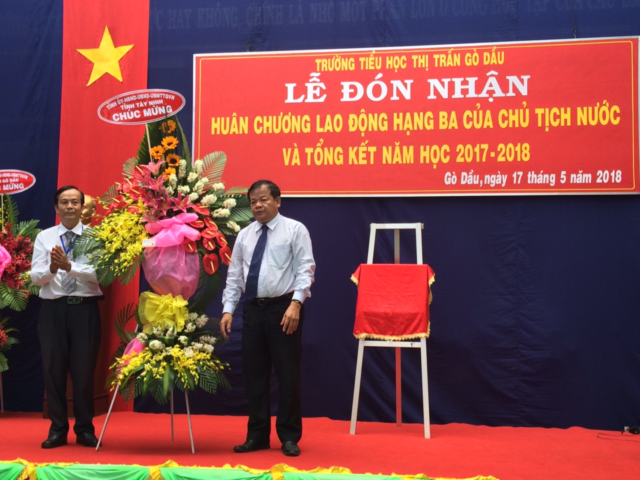 Hinh anh CT UBND tinh Pham Van Tan trao hoa chuc mung truong.jpg