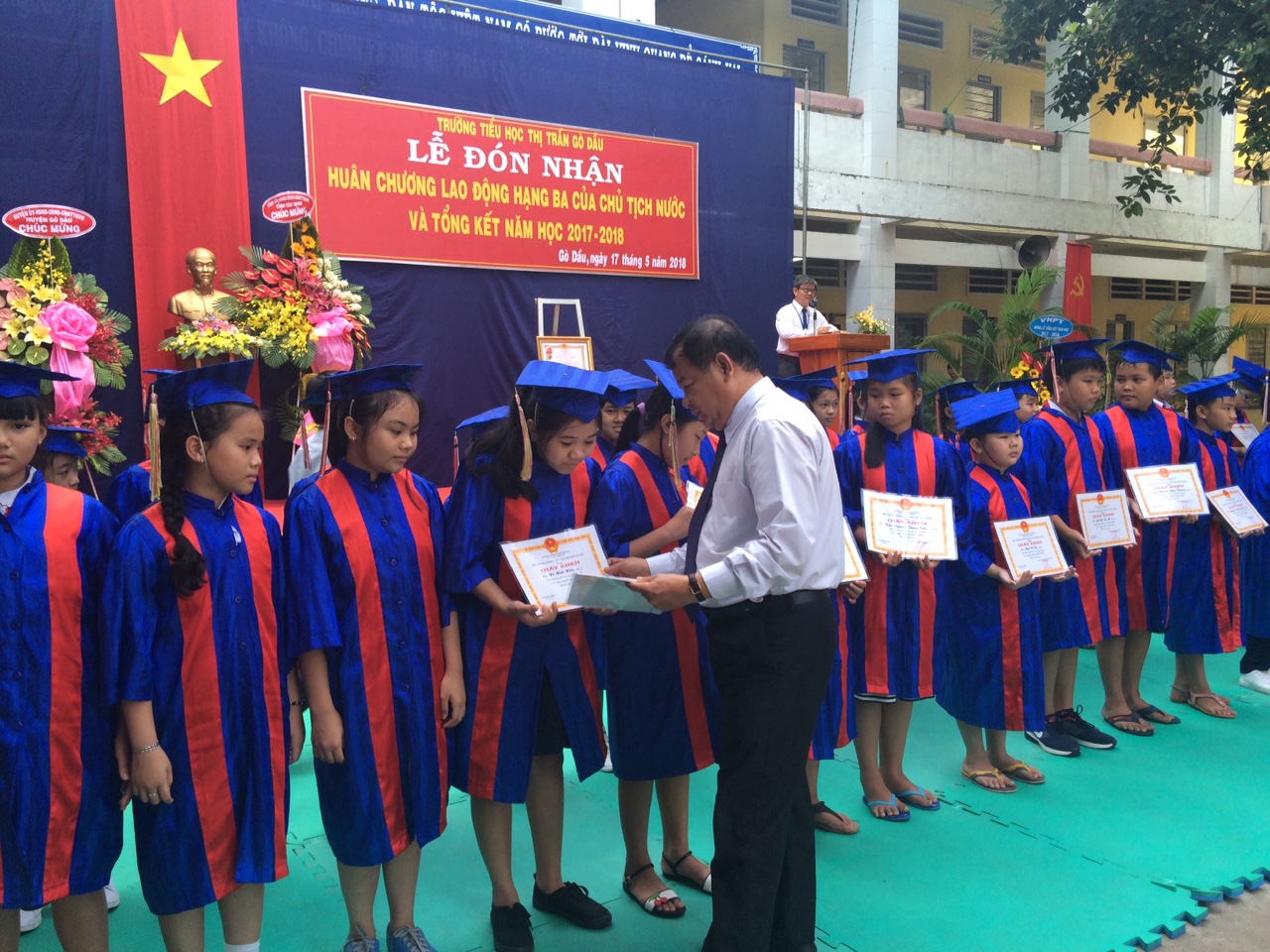 Hinh anh CT UBND tinh Pham Van Tan trao thuong cho hs lop 5.jpg