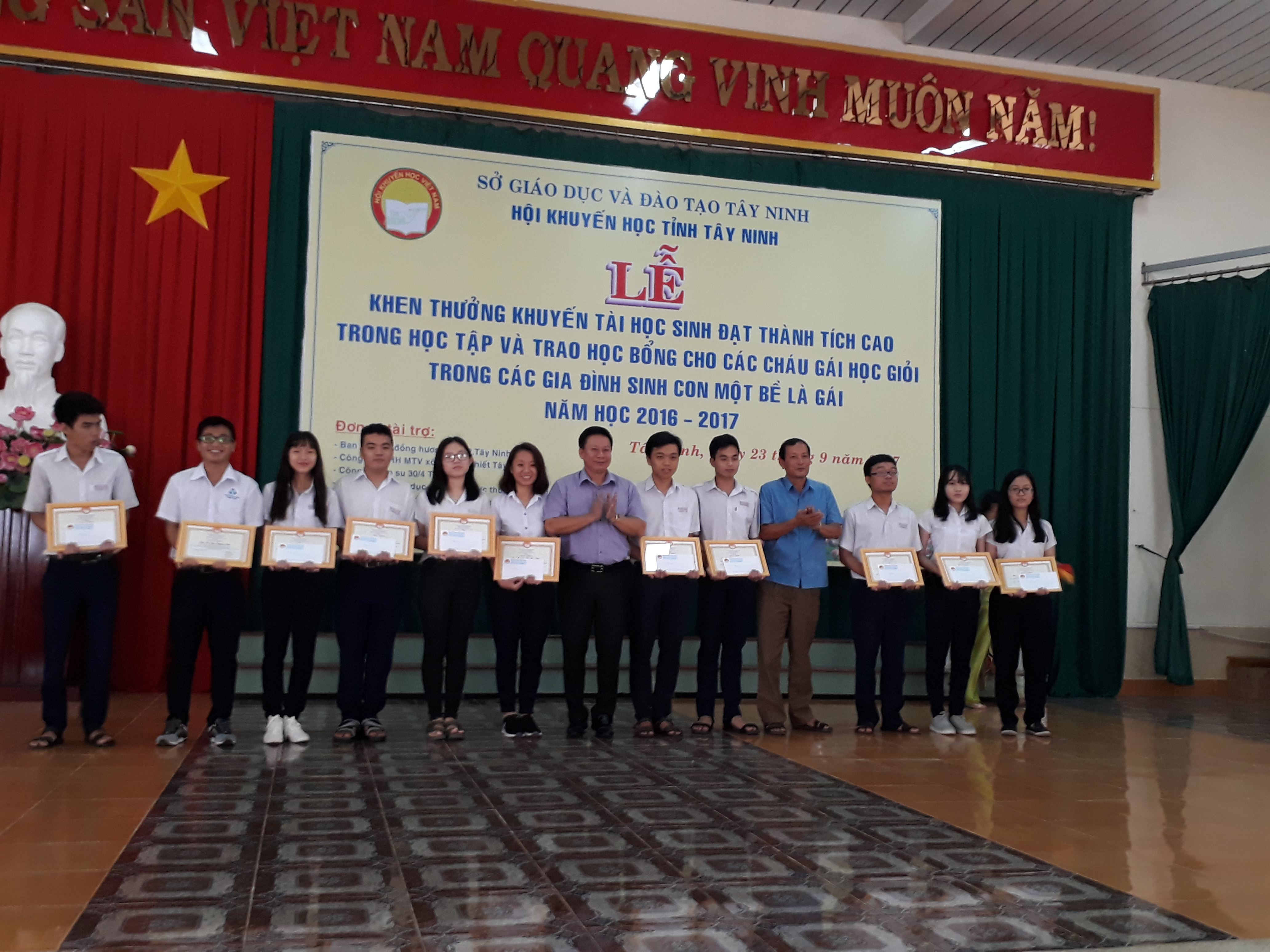 Hình ảnh lãnh đạo tỉnh và Hoi khuyến học tỉnh trao học bổng cho học sinh nghèo hiếu học.jpg