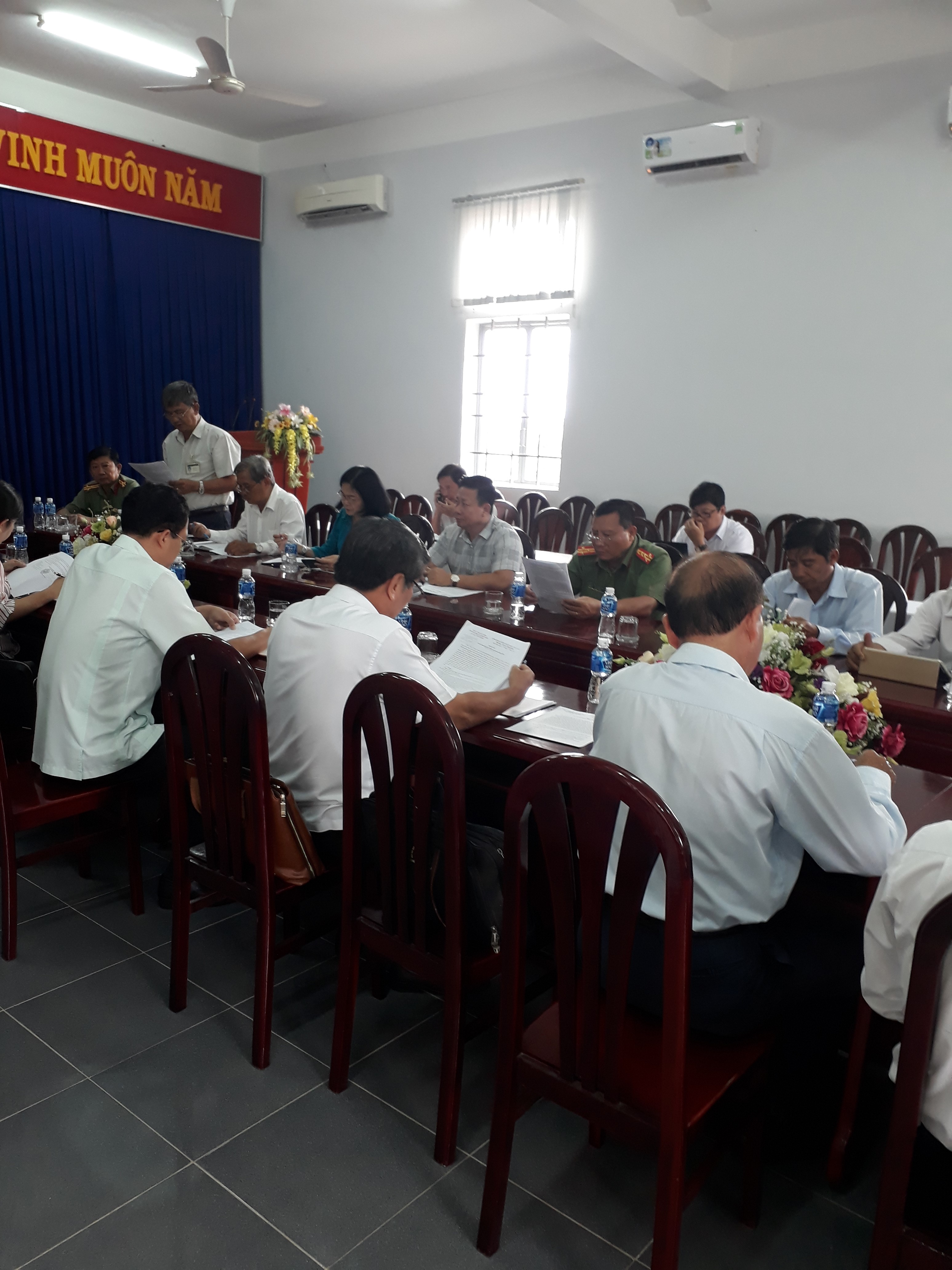 Quang canh cuoc hop.jpg