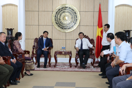 Lãnh đạo tỉnh tiếp Tổng Lãnh sự Vương quốc Campuchia tại thành phố Hồ Chí Minh đến chào xã giao