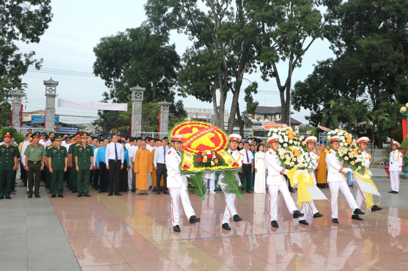 Lãnh đạo tỉnh Tây Ninh dâng hương, viếng nghĩa trang liệt sĩ Trà Võ
