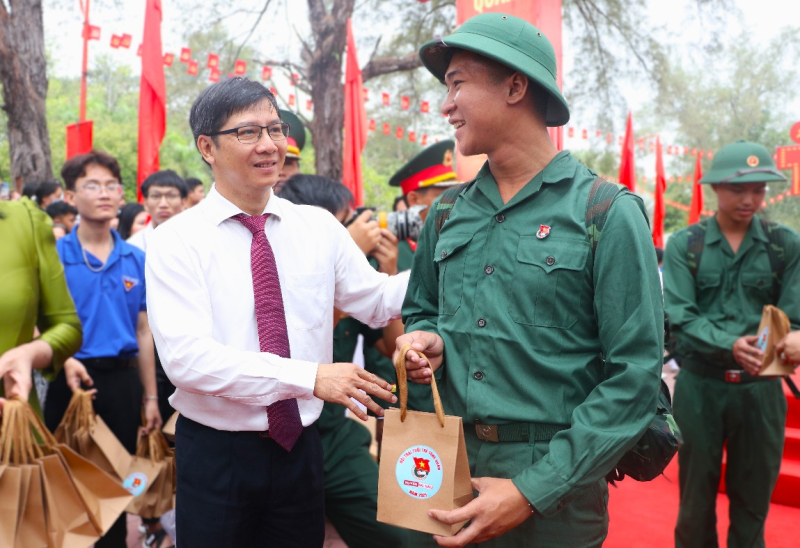 Thanh niên Tây Ninh hăng hái lên đường nhập ngũ
