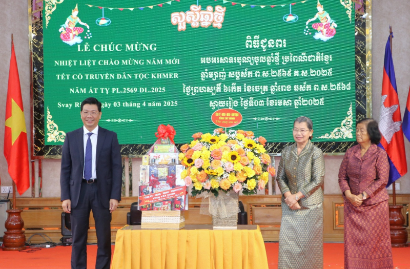 Lãnh đạo tỉnh Tây Ninh và Long An thăm, chúc Tết tỉnh Svay Rieng