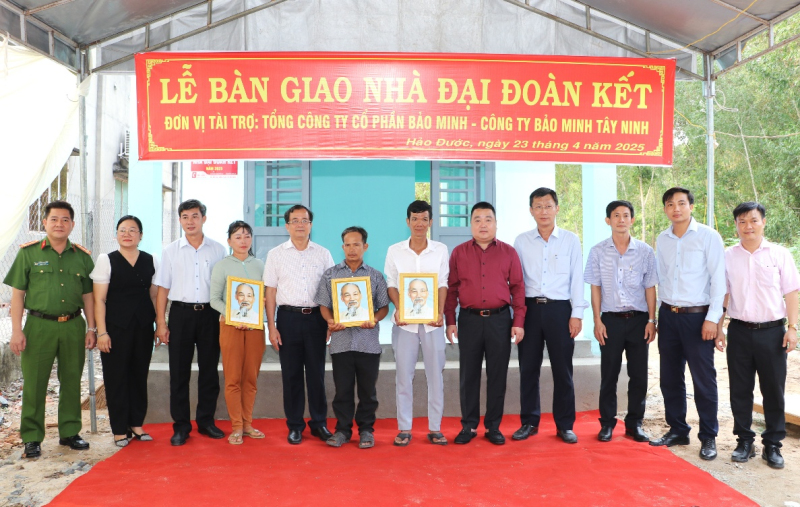 Quyền Chủ tịch UBND tỉnh trao tặng nhà đại đoàn kết tại xã Hảo Đước, huyện Châu Thành