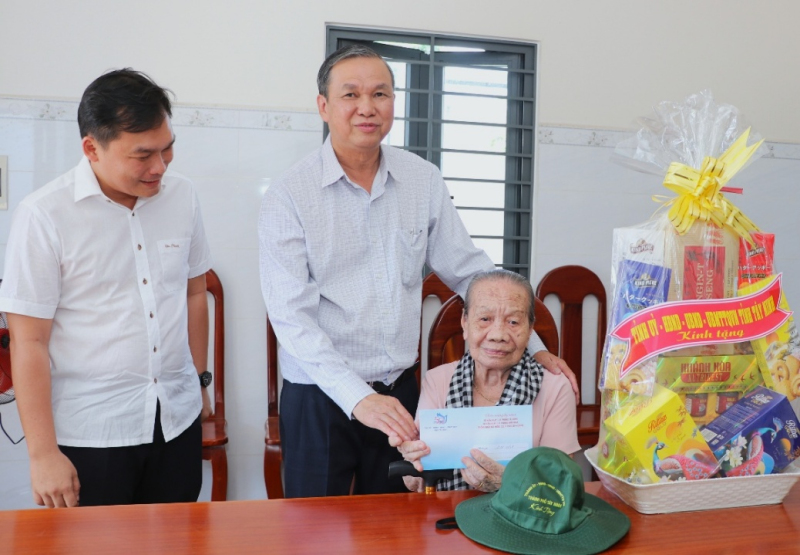 Lãnh đạo tỉnh thăm hỏi gia đình chính sách