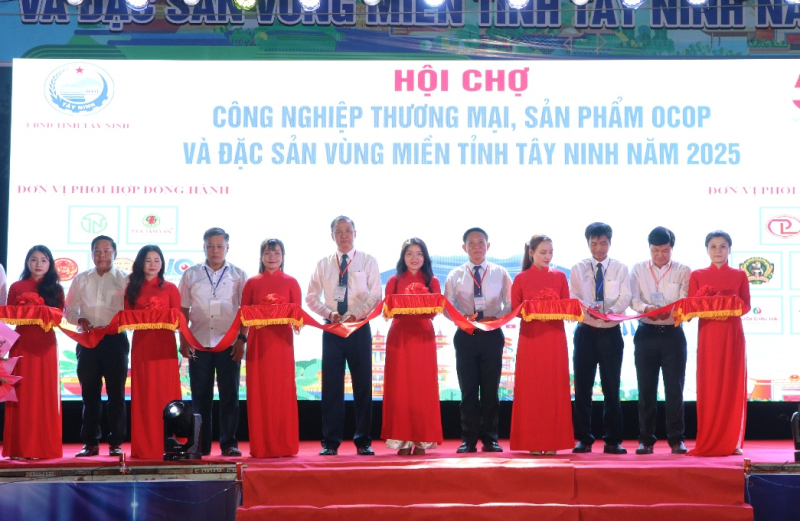 Khai mạc Hội chợ Công nghiệp Thương mại, sản phẩm OCOP và đặc sản vùng miền