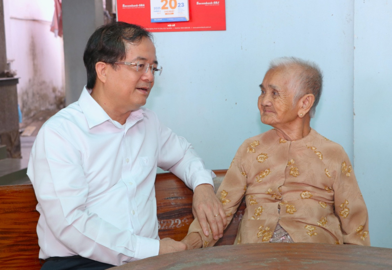 Quyền Chủ tịch UBND tỉnh thăm hỏi gia đình chính sách, người có công