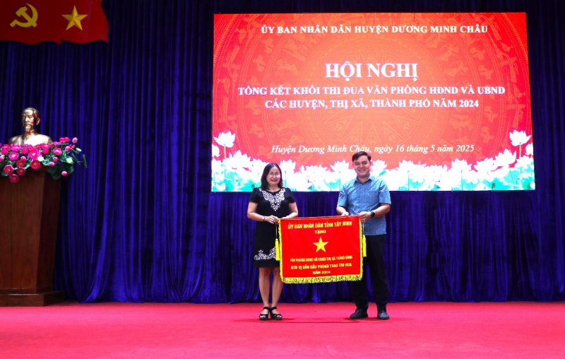 Thị xã Trảng Bàng dẫn đầu Khối thi đua Văn phòng HĐND và UBND các huyện, thị xã, thành phố năm 2024