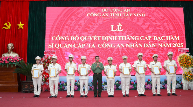 Công an Tây Ninh công bố quyết định thăng cấp bậc hàm