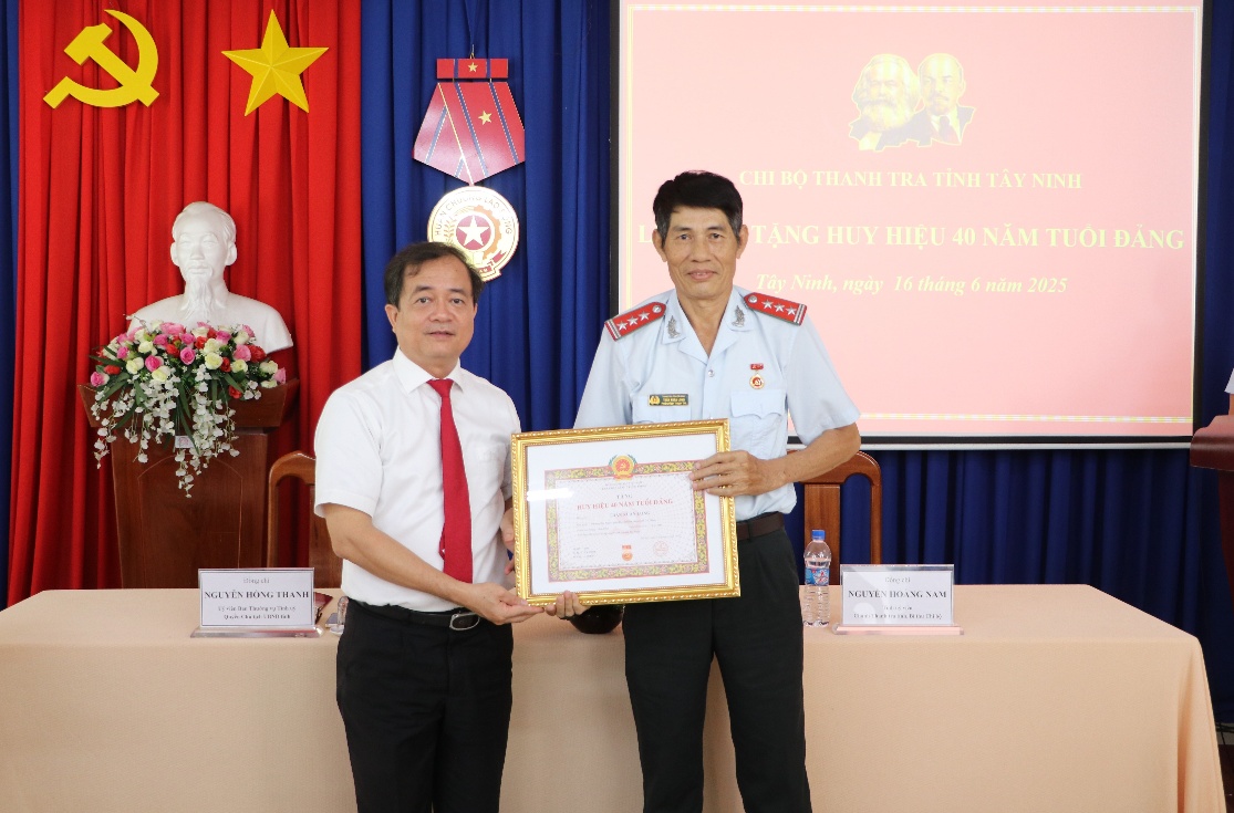 Quyền Chủ tịch UBND tỉnh Nguyễn Hồng Thanh trao Huy hiệu 40 năm tuổi Đảng