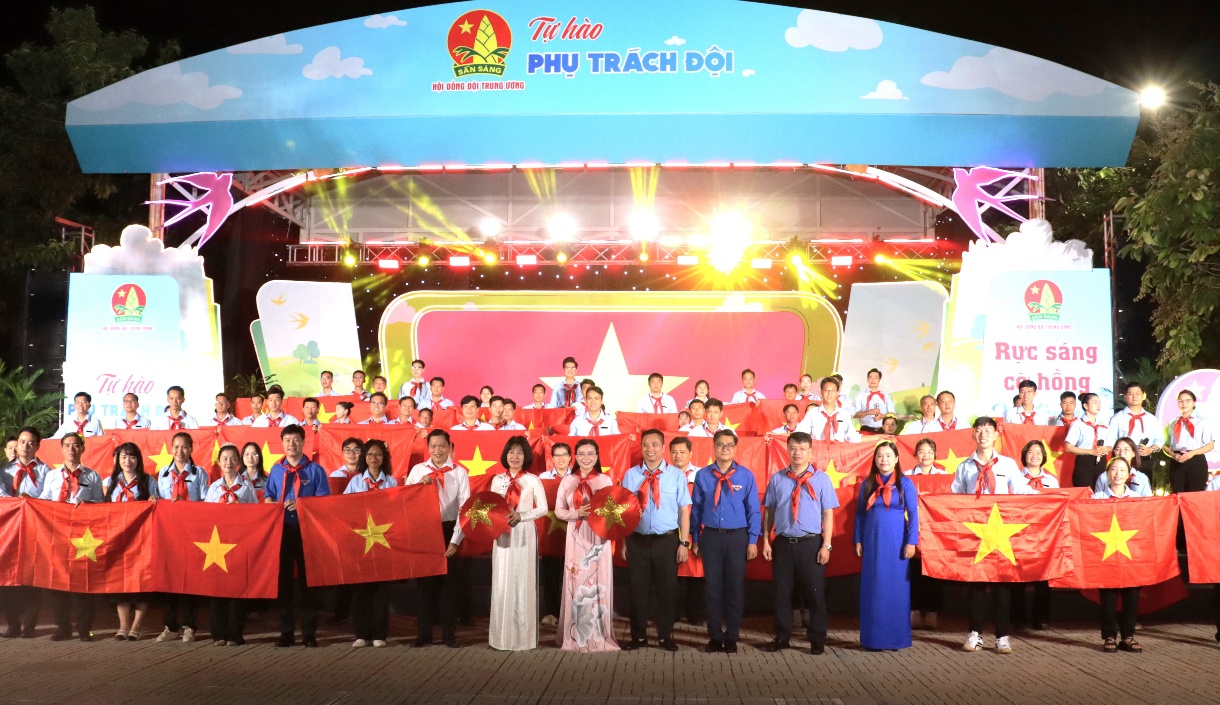Tôn vinh những tấm gương tiêu biểu trong công tác Đội và phong trào thiếu nhi