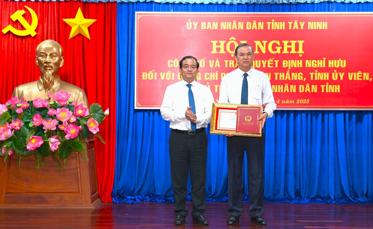 Trao quyết định nghỉ hưu đối với Phó Chủ tịch UBND tỉnh Dương Văn Thắng